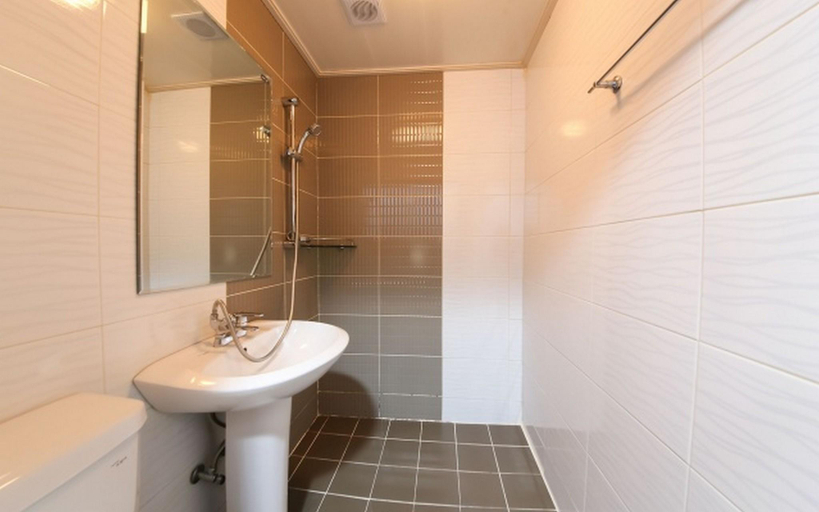 Bathroom 5, Jinju The First, Jinju