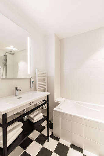 Bathroom 4, Ibis le Mans Centre Gare Nord, Sarthe