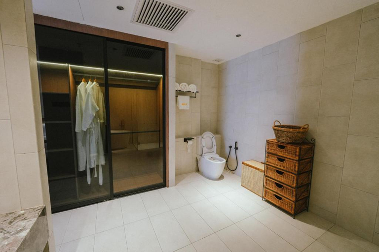 Bathroom 4, Roxy Beach Resort, Lundu