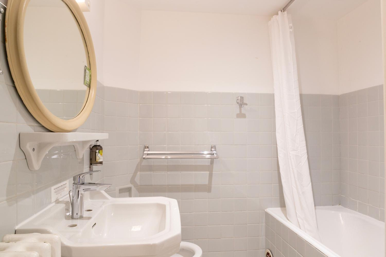 Bathroom 3, Logis Hotel Restaurant Le Louvre, Vaucluse