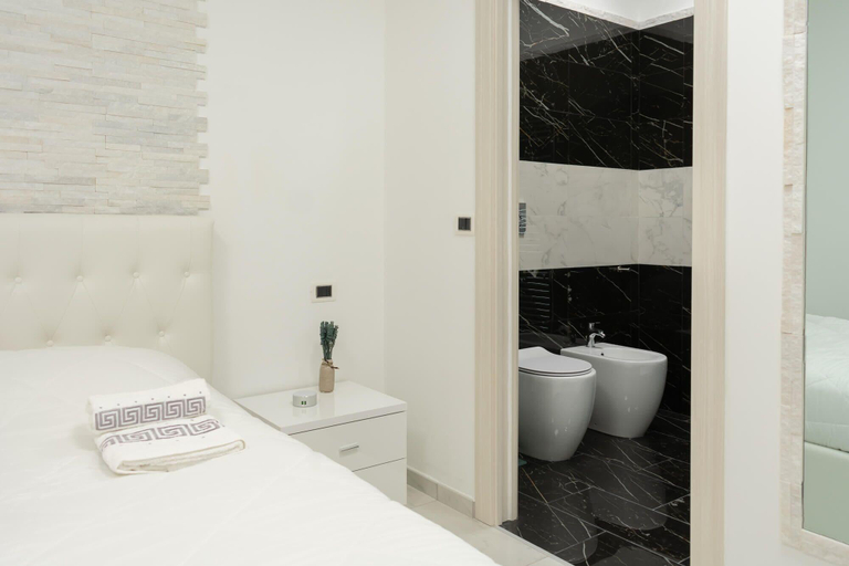 Bathroom 5, Royal Central Room, Bologna