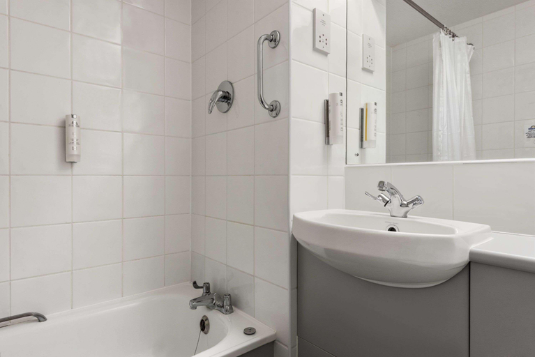 Bathroom 4, Days Inn by Wyndham Bridgend Cardiff M4, Bridgend