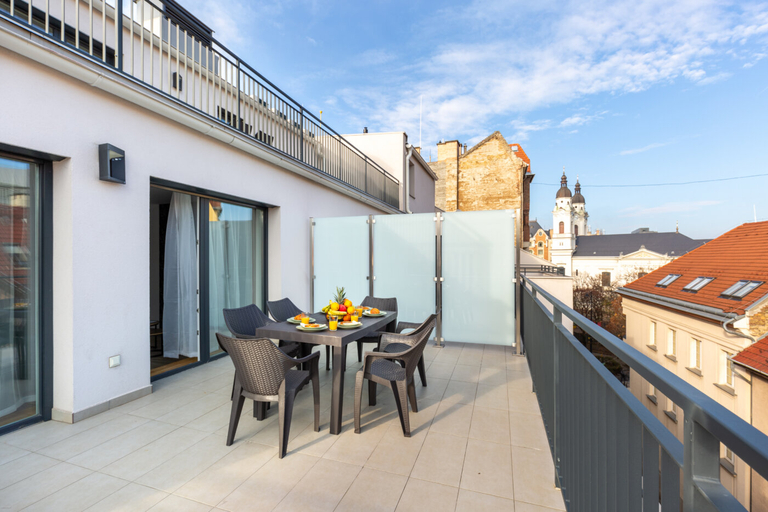 Exterior & Views