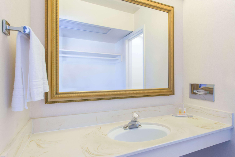 Bathroom 4, Days Inn by Wyndham Modesto, Stanislaus