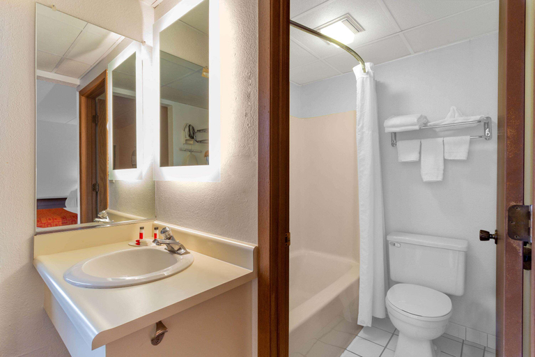 Bathroom 4, Howard Johnson by Wyndham Waukegan Great Lakes, Lake