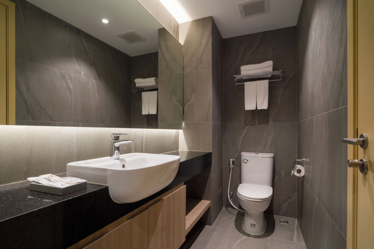 Bathroom 4, T2 The Portal Sukhumvit, Wattana