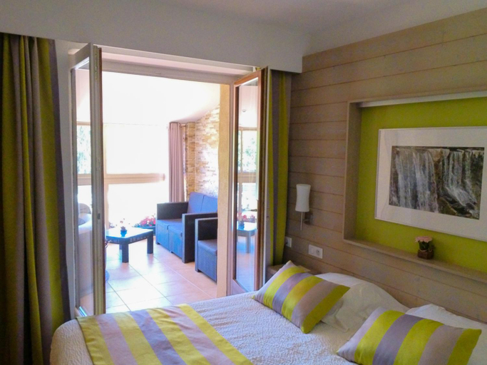 Bedroom 2, Logis Hotel Restaurant Mas de la Prairie, Gard