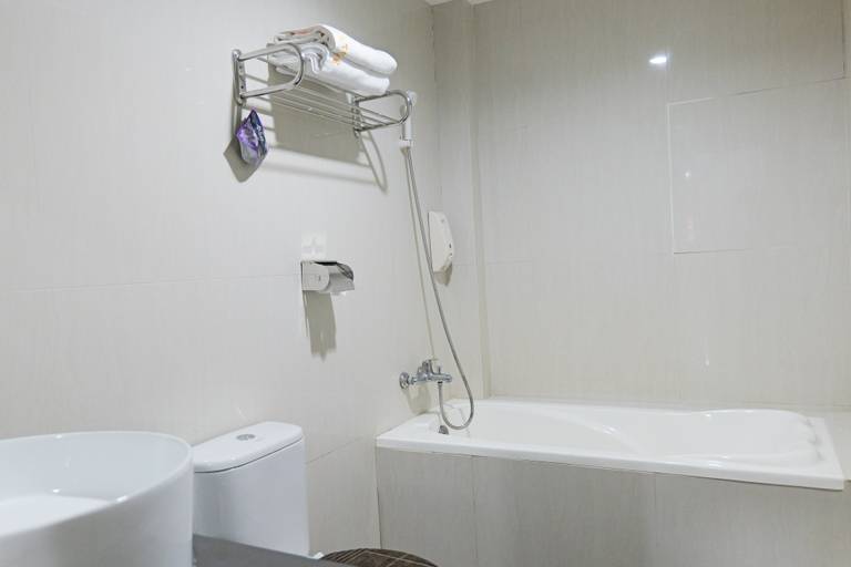 Bathroom 5, Golden Gate Hotel, Batam