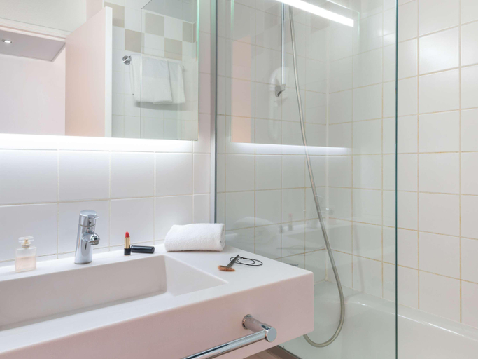 Bathroom 5, ibis Styles Paris Gare de l'Est Chateau Landon, Paris