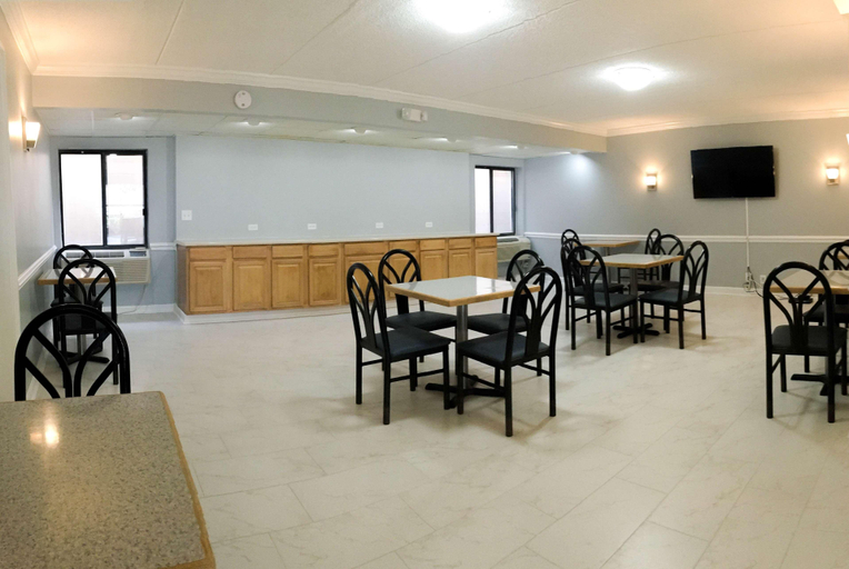 Food & Drinks, Howard Johnson by Wyndham Waukegan Great Lakes, Lake