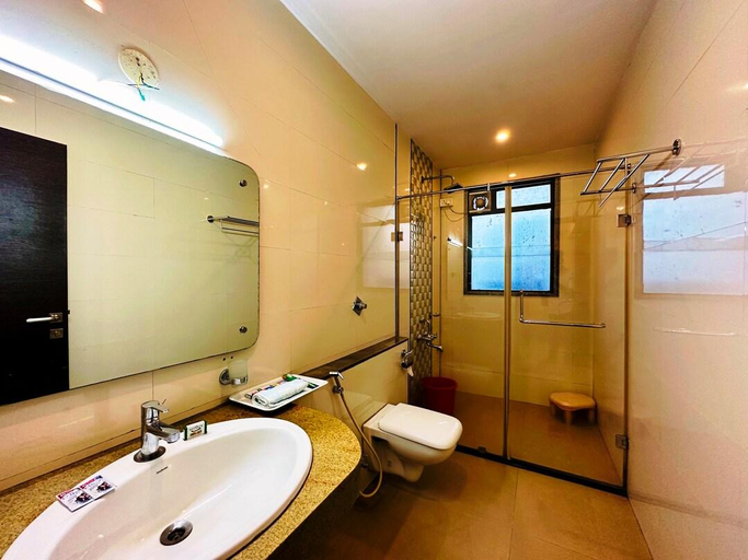 Bathroom 3, Hotel Adarsha Palace, Belgaum