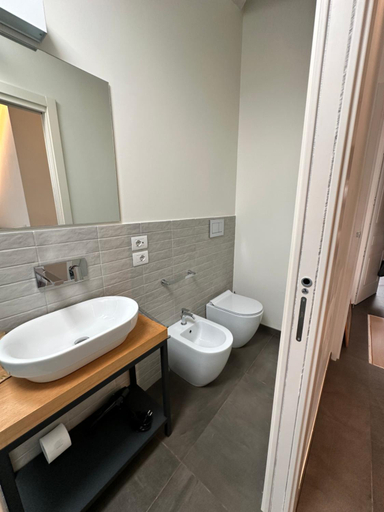 Bathroom 2, ViaNettuno, Macerata