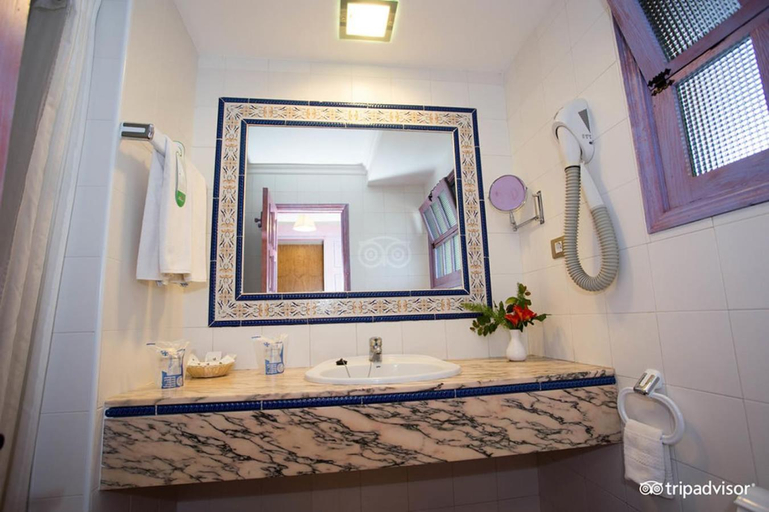 Bathroom 5, Hotel Parque Tropical, Las Palmas