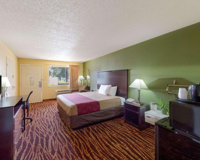 Bedroom 4, Econo Lodge Inn & Suites Coliseum, Bexar