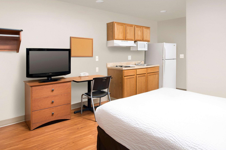 Bedroom 3, Woodspring Suites Wichita Airport, Sedgwick