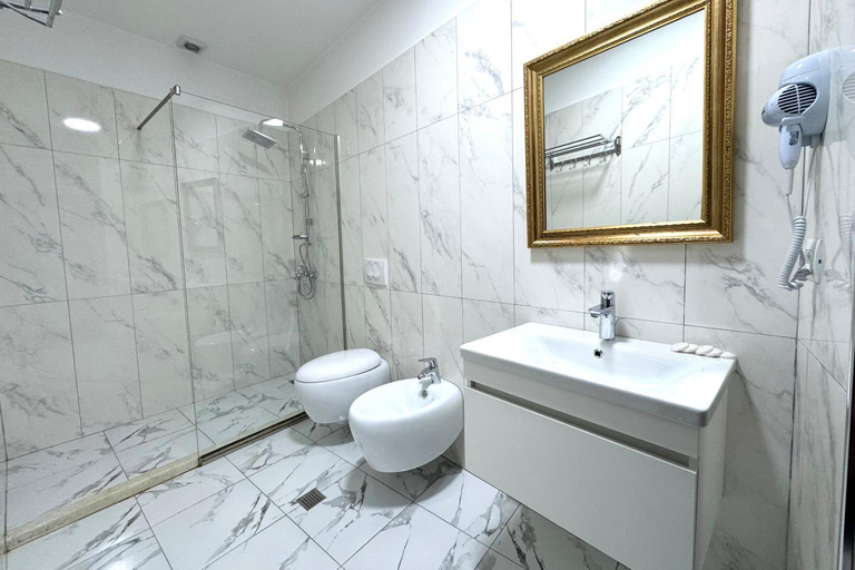 Bathroom, White House Hotel & Restaurant - since 1999, Beratit