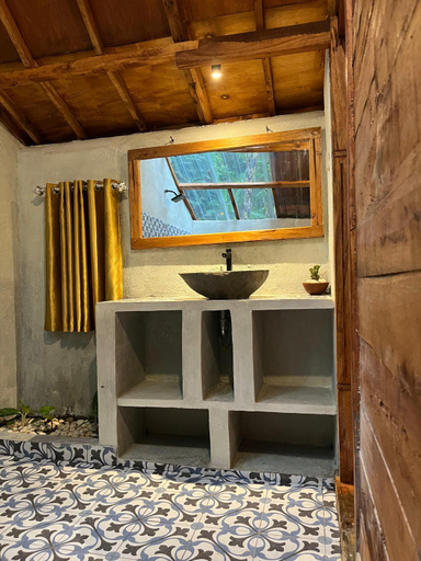 Bathroom 2, Hide and Seek, Lombok