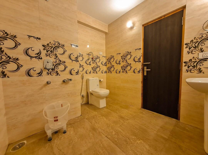 Bathroom 4, Hotel Ireland, Kullu