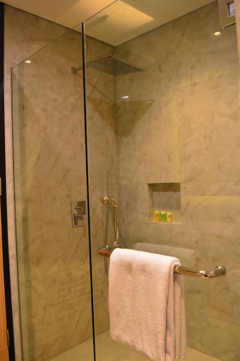 Bathroom 10