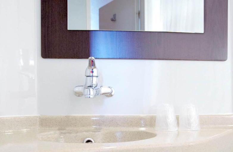 Bathroom 3, Premiere Classe Bourges (6 kms du centre-ville), Cher