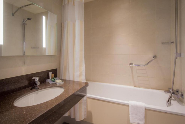 Bathroom 2, LONDON LUTON VALE HOTEL by IHG, Luton