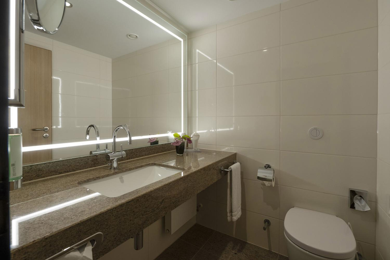 Bathroom 5, Maritim Hotel Würzburg, Würzburg