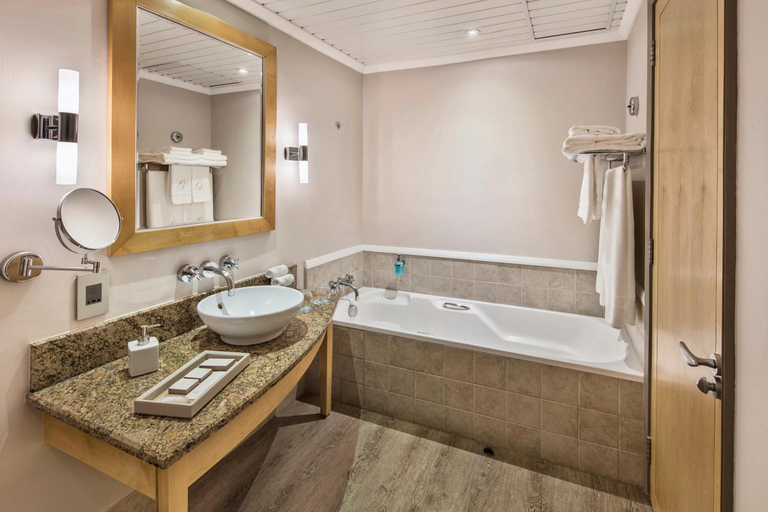 Bathroom 5, Le Suffren Hotel & Marina
