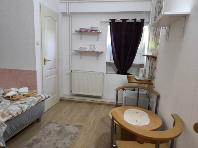 Others 3, Kohari Vendeghaz es Pince, Eger