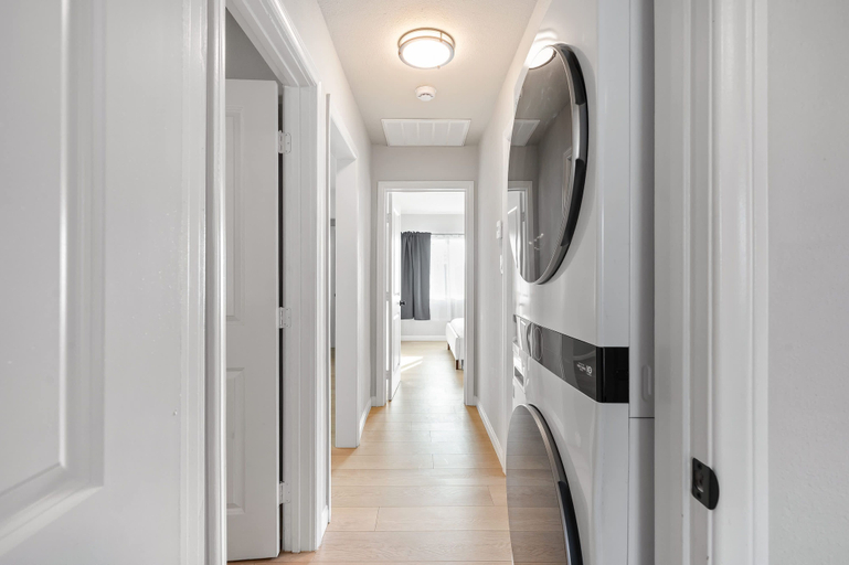 Room 4, Luxury Modern Retreat w Spacious Yard Premium Comfort, Los Angeles