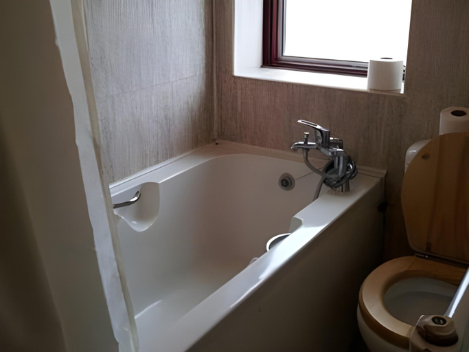 Bathroom 2, Barking Park Hotel, London