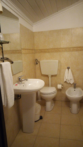 Bathroom 5, Hotel Ribamar, Nazaré