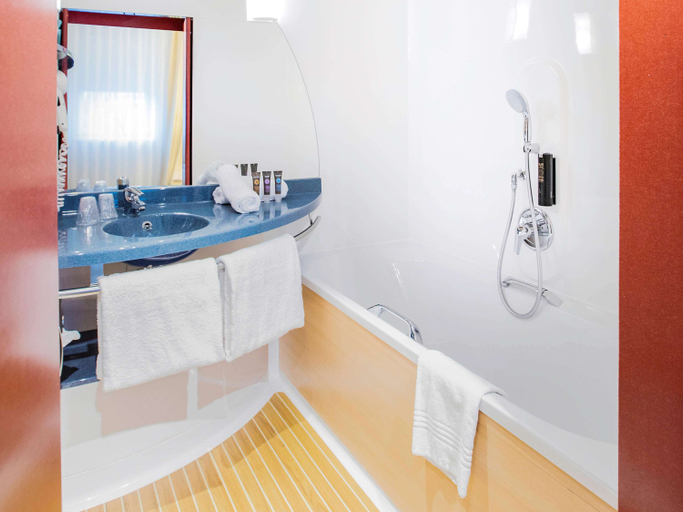 Bathroom 4, Novotel Suites Geneve Aeroport, Genève