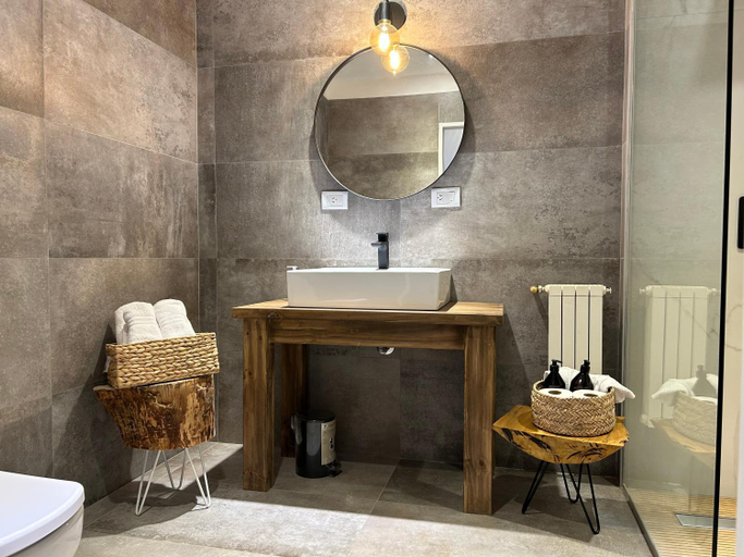 Bathroom 4, オエステ・スイーツ, Capital