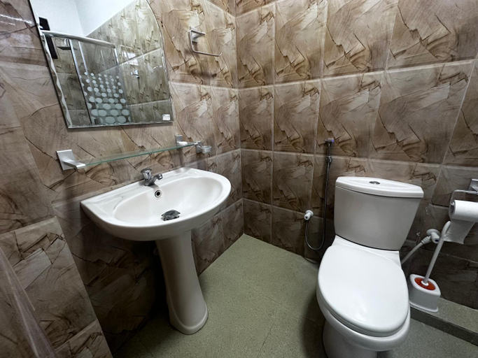 Bathroom 4, N Joy Inn, Trincomalee Town and Gravets