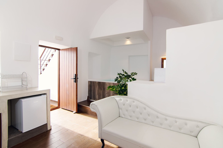 Room 5, Santorini Luxury Suite w Rooftop Hottub Seaview, South Aegean