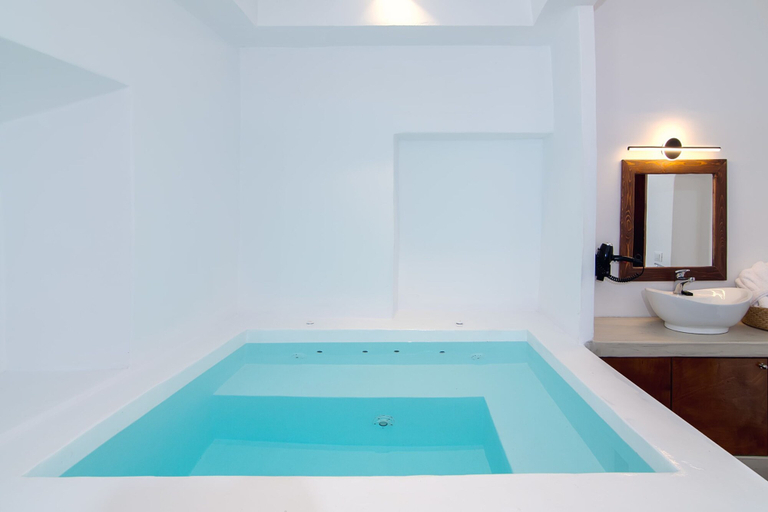 Room 4, Santorini Luxury Suite w Rooftop Hottub Seaview, South Aegean