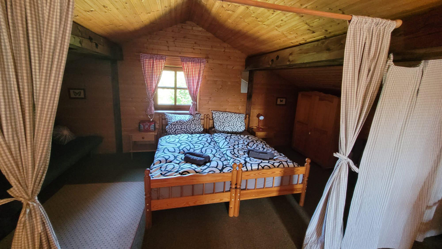 Bedroom 2, Waldferienhaus 98 I 3 Schlafzimmer I Lagerfeuer, Regen