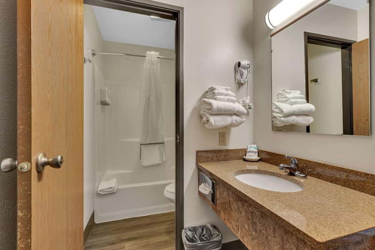 Bathroom 2, Spicer Hotel, Kandiyohi