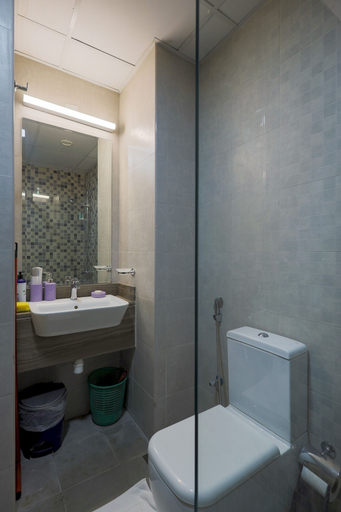 Bathroom, Friendly Studio Apartment With Beautiful Living, Dubai