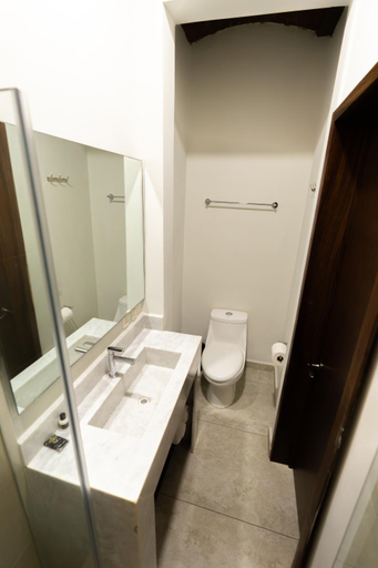 Bathroom 2, Hotel NG, Ameca