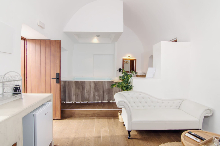 Room 2, Santorini Luxury Suite w Rooftop Hottub Seaview, South Aegean