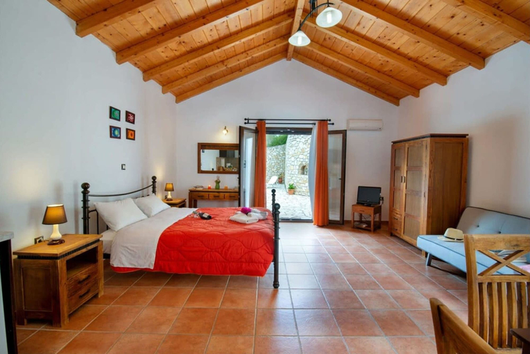 Room 5, Paxoi Sunny Serenity - Kirki s Studio With Jacuzzi, Ionian Islands