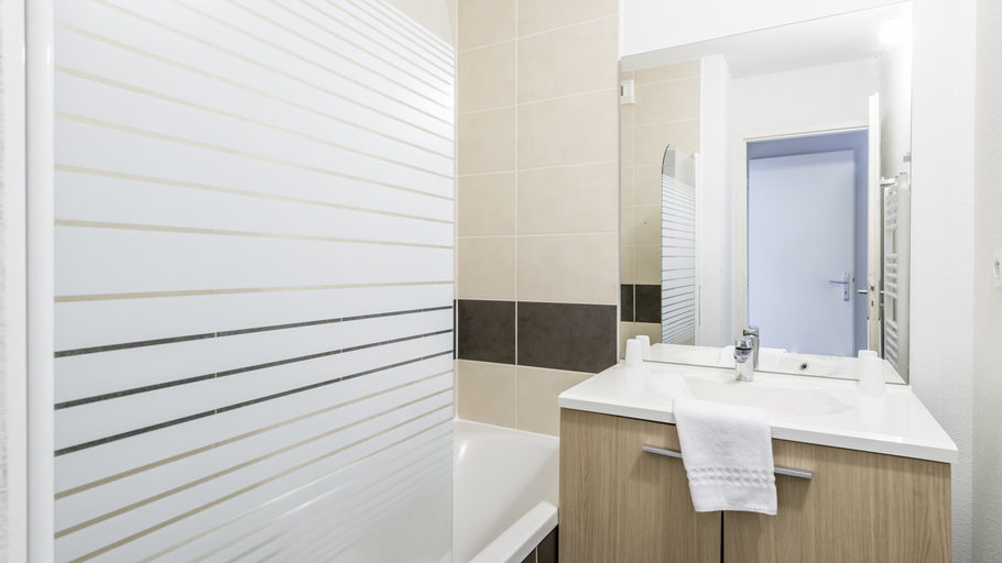 Bathroom 3, Résidence Vacancéole Les Rives du Lac, Gironde