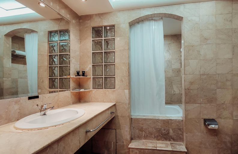 Bathroom 10
