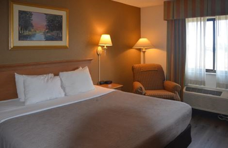 Bedroom, Quality Inn Perrysburg Area, Wood