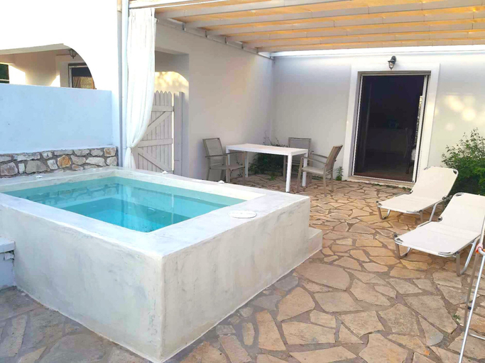 Room 2, Paxoi Sunny Serenity - Kirki s Studio With Jacuzzi, Ionian Islands
