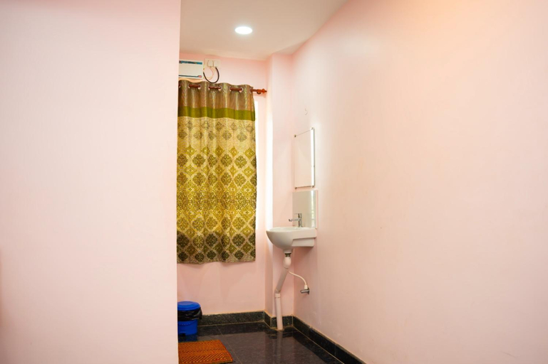 Bathroom 5, Hotel Shri Shanmuga, Thanjavur