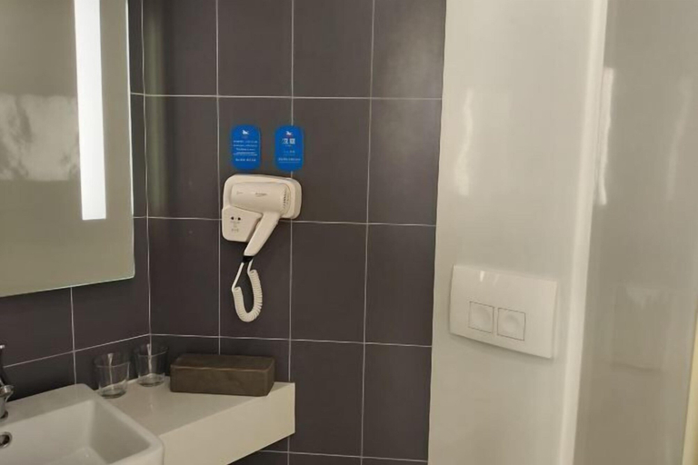 Bathroom 4, HanTing Hotel (Yakeshi Xing'an Street), Hulunbuir