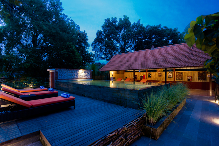 Exterior & Views