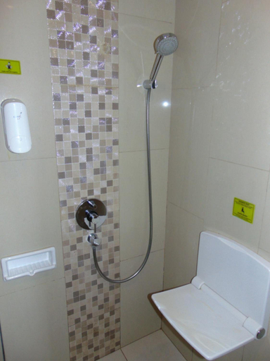Bathroom 4, MaxOneHotels.com @ Kramat, Central Jakarta